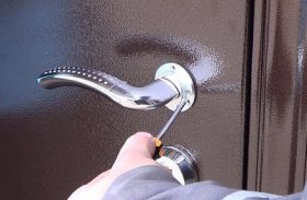 Замена дверной ручки металлической двери в Новосибирске