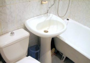 Установка раковины тюльпан в ванной в Новосибирске